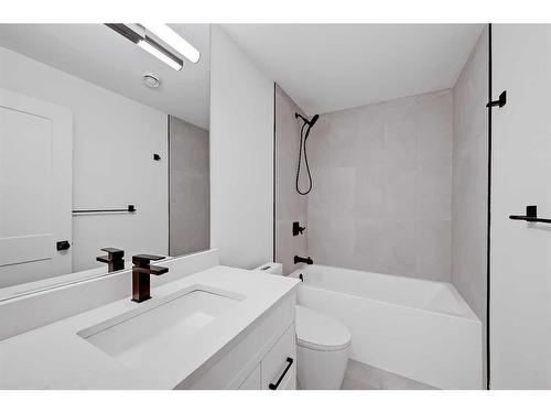 5020 22 Street Sw, Calgary, AB - Indoor Photo Showing Bathroom