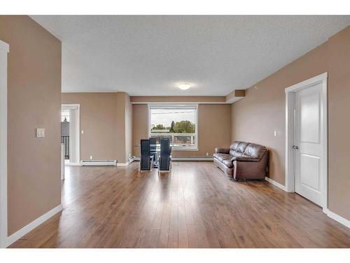406-1740 9 Street Nw, Calgary, AB - Indoor Photo Showing Living Room