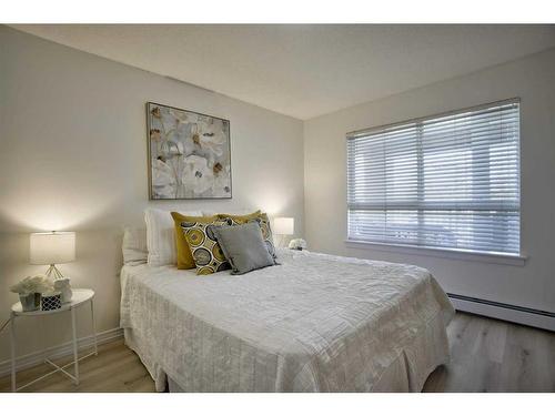 231-22 Richard Place Sw, Calgary, AB - Indoor Photo Showing Bedroom