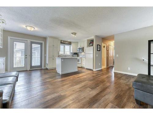 3249 32A Avenue Se, Calgary, AB - Indoor Photo Showing Living Room