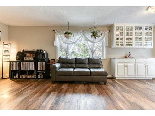 3249 32A Avenue Se, Calgary, AB - Indoor Photo Showing Living Room