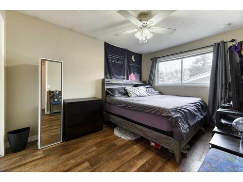 3249 32A Avenue Se, Calgary, AB - Indoor Photo Showing Bedroom