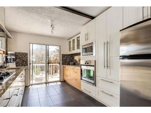 3907 Glenwood Avenue Sw, Calgary, AB - Indoor Photo Showing Kitchen With Upgraded Kitchen