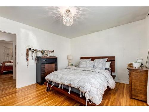 3907 Glenwood Avenue Sw, Calgary, AB - Indoor Photo Showing Bedroom