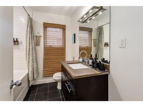 3907 Glenwood Avenue Sw, Calgary, AB - Indoor Photo Showing Bathroom