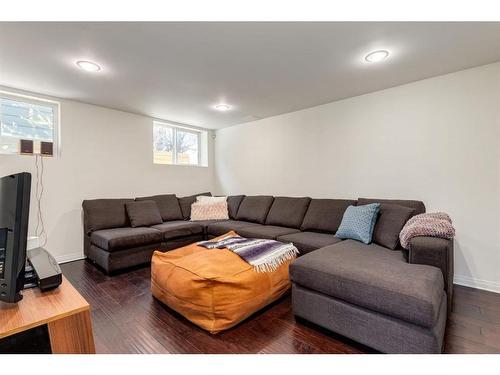 3907 Glenwood Avenue Sw, Calgary, AB - Indoor Photo Showing Living Room