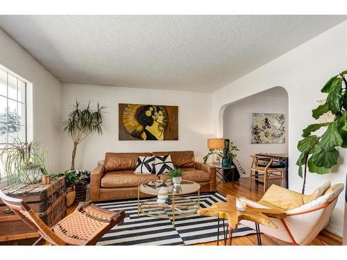 3907 Glenwood Avenue Sw, Calgary, AB - Indoor Photo Showing Living Room