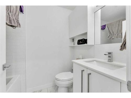 407-3125 39 Street Nw, Calgary, AB - Indoor Photo Showing Bathroom