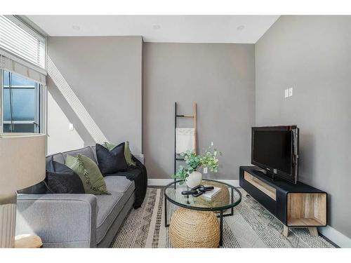 2207-135 13 Avenue Sw, Calgary, AB - Indoor Photo Showing Living Room