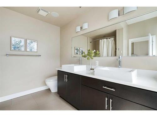 2207-135 13 Avenue Sw, Calgary, AB - Indoor Photo Showing Bathroom