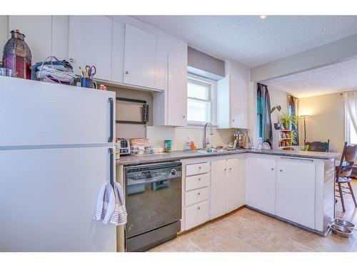 420 32 Avenue Nw, Calgary, AB - Indoor Photo Showing Kitchen With Double Sink