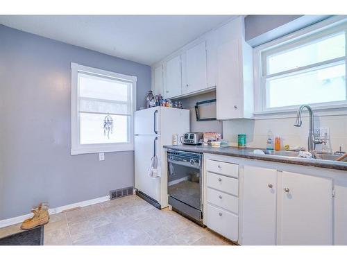 420 32 Avenue Nw, Calgary, AB - Indoor Photo Showing Kitchen With Double Sink