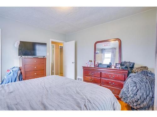 420 32 Avenue Nw, Calgary, AB - Indoor Photo Showing Bedroom