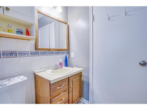 420 32 Avenue Nw, Calgary, AB - Indoor Photo Showing Bathroom