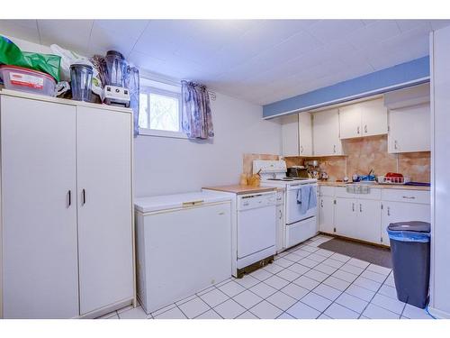 420 32 Avenue Nw, Calgary, AB - Indoor Photo Showing Kitchen