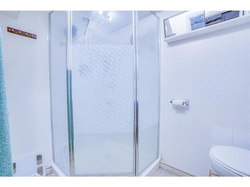 420 32 Avenue Nw, Calgary, AB - Indoor Photo Showing Bathroom