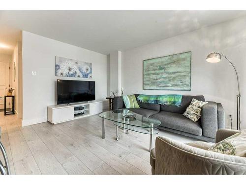 305-1213 13 Avenue Sw, Calgary, AB - Indoor Photo Showing Living Room