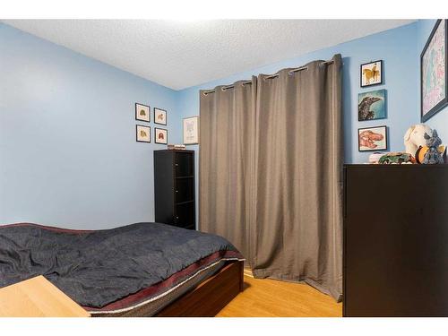 5843 22 Avenue Ne, Calgary, AB - Indoor Photo Showing Bedroom