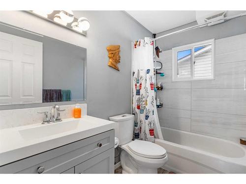 5843 22 Avenue Ne, Calgary, AB - Indoor Photo Showing Bathroom