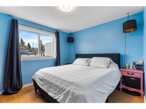 5843 22 Avenue Ne, Calgary, AB - Indoor Photo Showing Bedroom