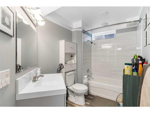 5843 22 Avenue Ne, Calgary, AB - Indoor Photo Showing Bathroom