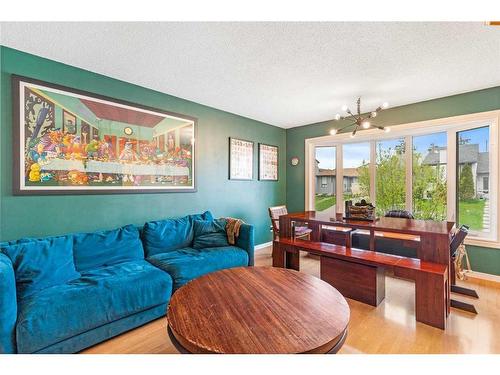 5843 22 Avenue Ne, Calgary, AB - Indoor Photo Showing Living Room