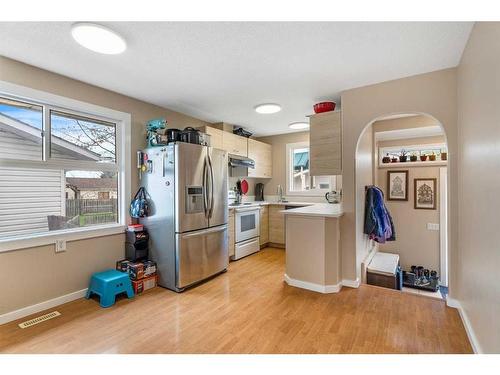 5843 22 Avenue Ne, Calgary, AB - Indoor Photo Showing Kitchen