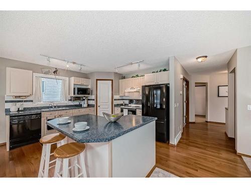 250 Somerside Green Sw, Calgary, AB - Indoor Photo Showing Kitchen