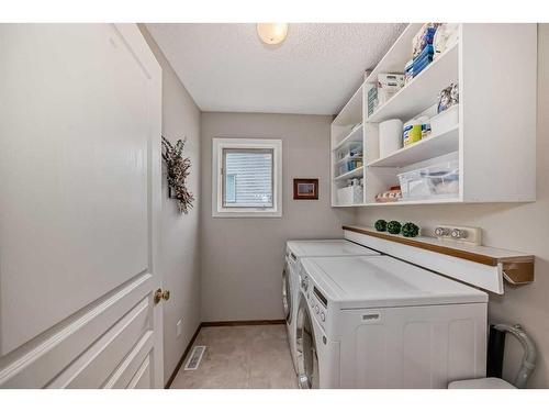 250 Somerside Green Sw, Calgary, AB - Indoor Photo Showing Laundry Room