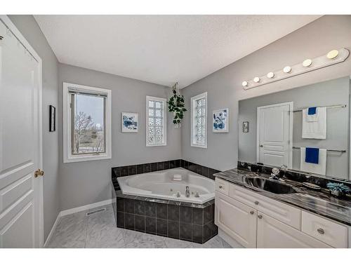 250 Somerside Green Sw, Calgary, AB - Indoor Photo Showing Bathroom