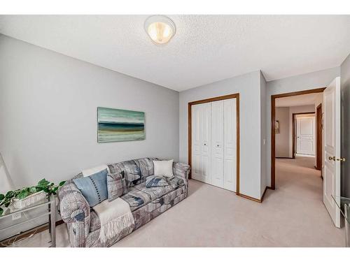 250 Somerside Green Sw, Calgary, AB - Indoor Photo Showing Living Room