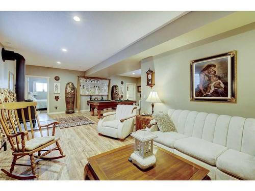 817 Beckner Crescent, Carstairs, AB - Indoor Photo Showing Living Room
