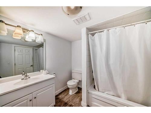 1903 24 Avenue Nw, Calgary, AB - Indoor Photo Showing Bathroom