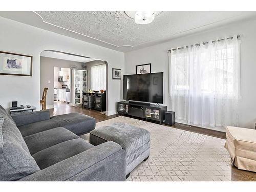 301 3Rd Avenue Se, High River, AB - Indoor Photo Showing Living Room