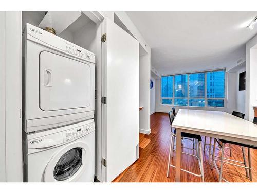538-222 Riverfront Avenue Sw, Calgary, AB - Indoor Photo Showing Laundry Room