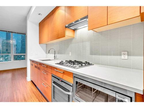 538-222 Riverfront Avenue Sw, Calgary, AB - Indoor Photo Showing Kitchen With Upgraded Kitchen