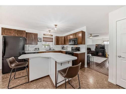 2433 Lawrence Lane, Bowden, AB - Indoor Photo Showing Kitchen