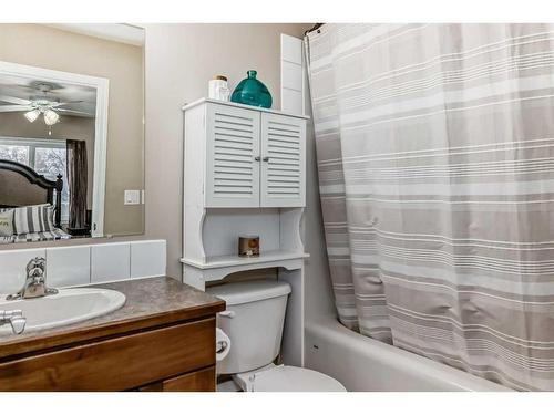 2433 Lawrence Lane, Bowden, AB - Indoor Photo Showing Bathroom