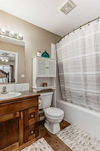 2433 Lawrence, Bowden, AB - Indoor Photo Showing Bathroom