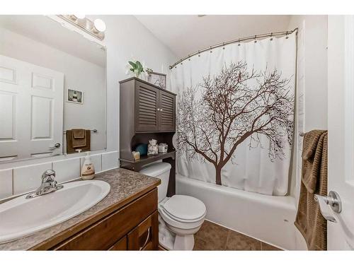 2433 Lawrence Lane, Bowden, AB - Indoor Photo Showing Bathroom