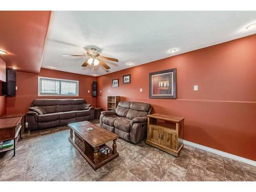 2433 Lawrence Lane, Bowden, AB - Indoor Photo Showing Living Room