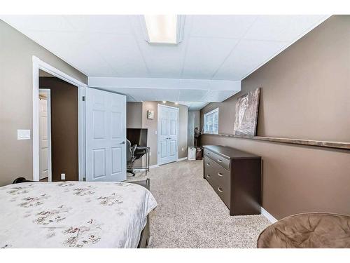 2433 Lawrence Lane, Bowden, AB - Indoor Photo Showing Bedroom