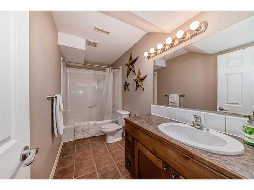 2433 Lawrence Lane, Bowden, AB - Indoor Photo Showing Bathroom
