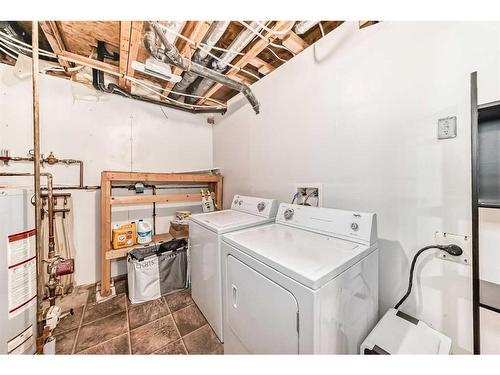 2433 Lawrence Lane, Bowden, AB - Indoor Photo Showing Laundry Room