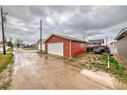 2433 Lawrence Lane, Bowden, AB - Outdoor With Exterior