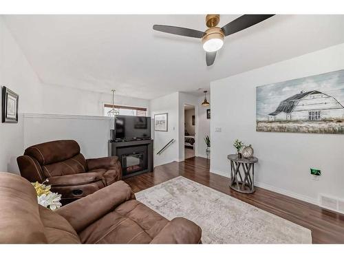 2433 Lawrence Lane, Bowden, AB - Indoor Photo Showing Living Room