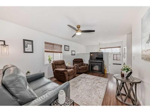 2433 Lawrence, Bowden, AB - Indoor Photo Showing Living Room