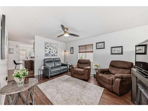 2433 Lawrence, Bowden, AB - Indoor Photo Showing Living Room