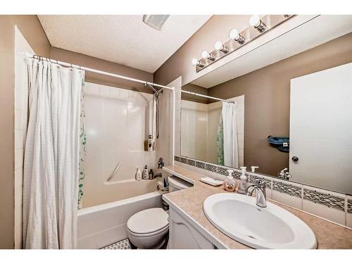 83 Somercrest Grove Sw, Calgary, AB - Indoor Photo Showing Bathroom