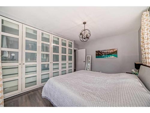 1130 8 Street Se, Calgary, AB - Indoor Photo Showing Bedroom